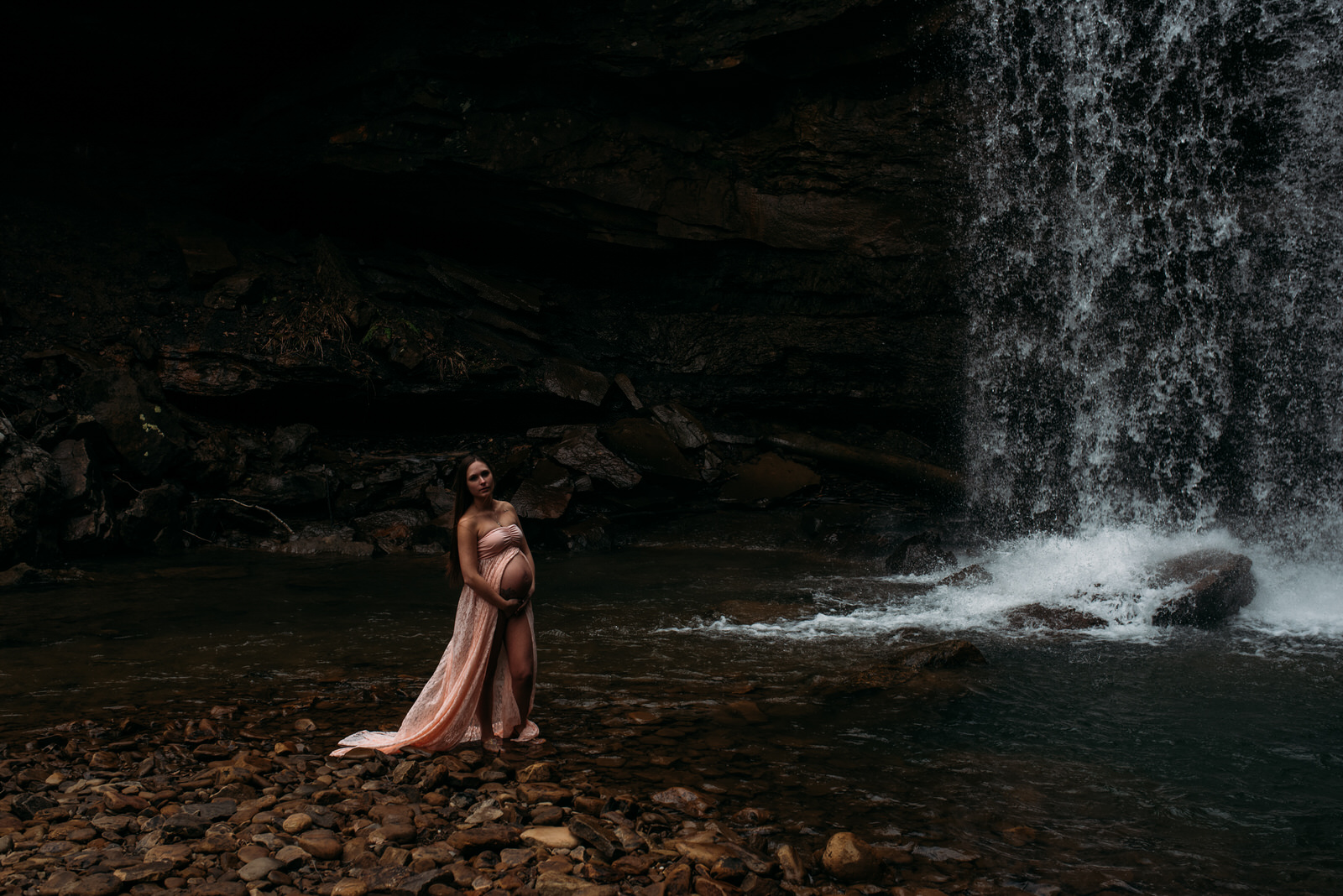  maternity session at cucumber falls in ohiopyle 