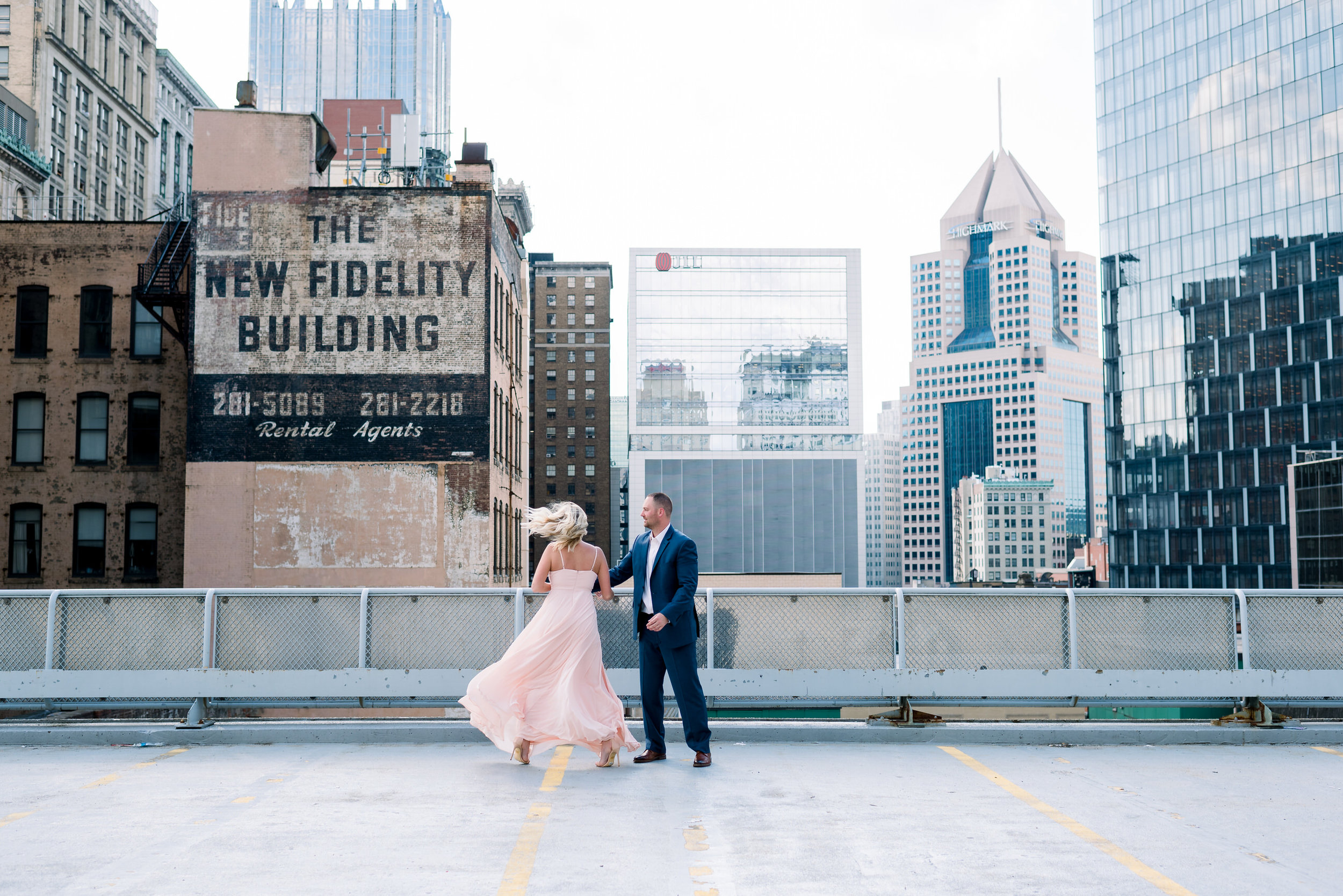 downtown-pittsburgh-rooftop-engagement-session-ashley-reed-photography13.jpg