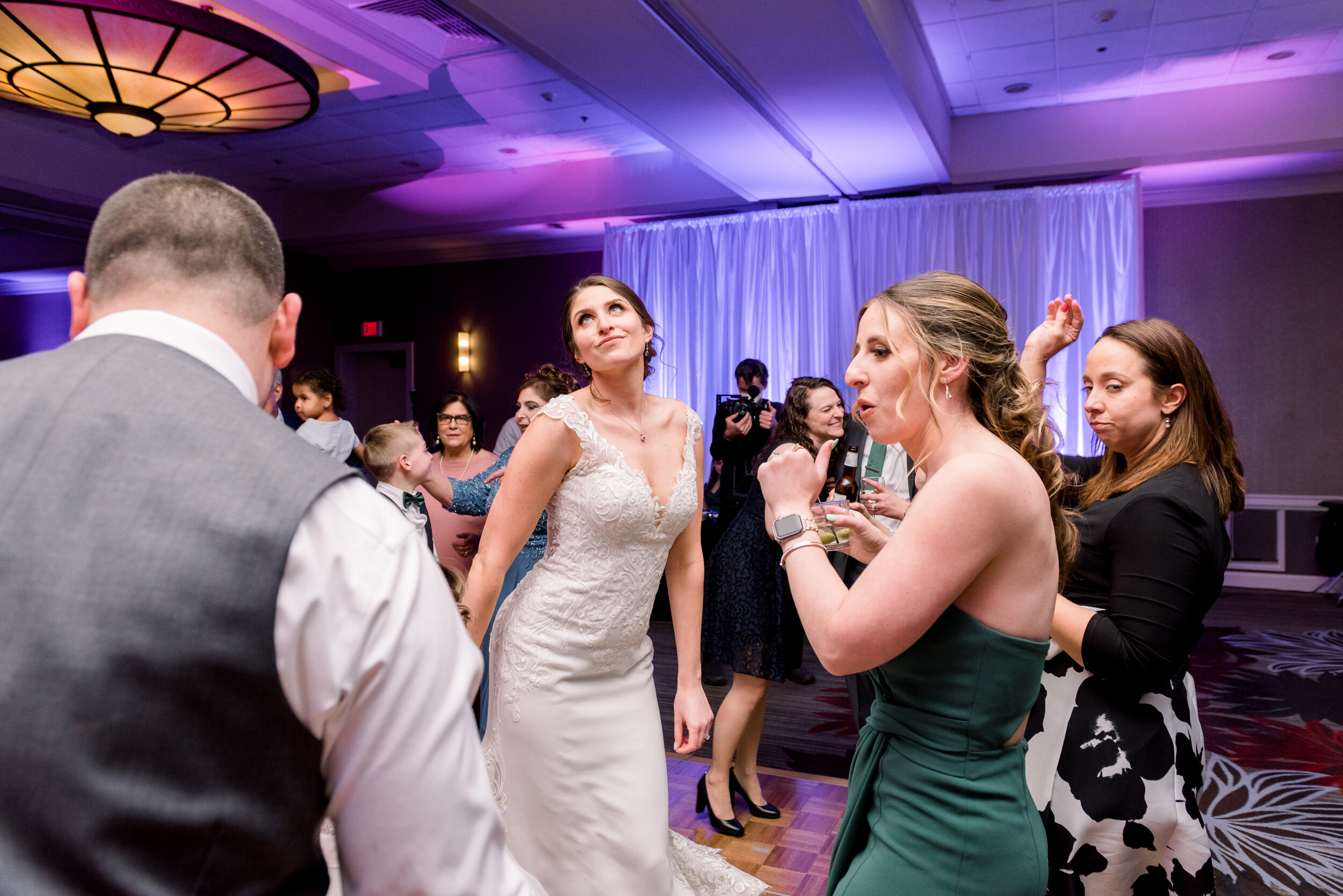 Weddings-at-The-DoubleTree-by-Hilton-Hotel-Pittsburgh-Ashley-Reed-Photography-91.jpg